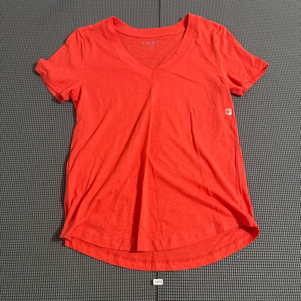 NWT LOFT Womens XS Coral Everyday V-Neck Short Sleeve Tee